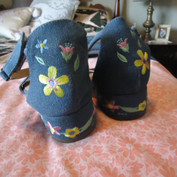 American Eagle Outfitters Shoes - American Eagle NEW floral sandal w/ankle strap ladies sz 9 or girls 6